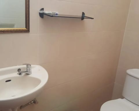 Shower, rainfall showerhead, free toiletries