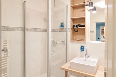 Classic Double Room | Bathroom | Hair dryer, bathrobes, towels