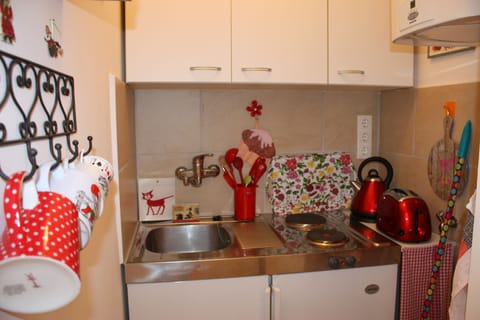 Studio | Private kitchen | Fridge, stovetop, coffee/tea maker, electric kettle