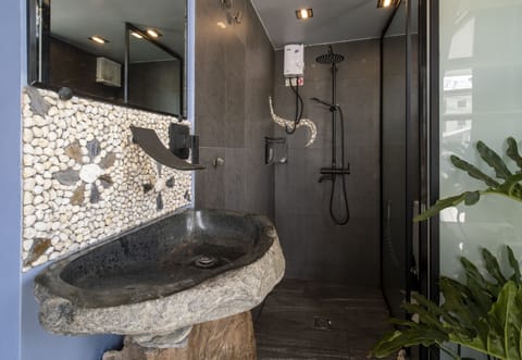 Standard Room | Bathroom | Shower, hair dryer, slippers, towels