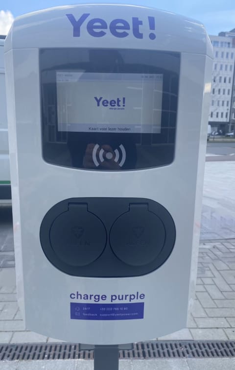 Electric vehicle charging station