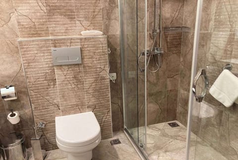 Combined shower/tub, free toiletries, hair dryer, slippers