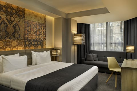 Superior Room | Minibar, in-room safe, blackout drapes, soundproofing