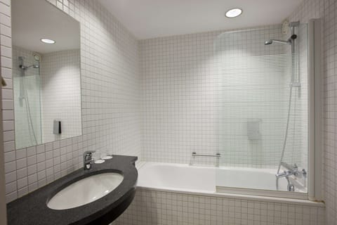 Junior Suite | Bathroom | Hair dryer, towels, soap, shampoo