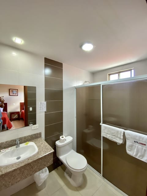 Classic Twin Room | Bathroom | Shower, rainfall showerhead, hair dryer, towels