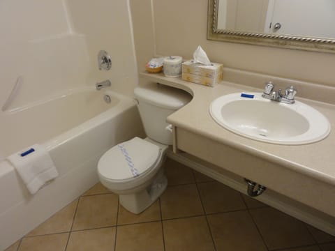 Standard Room, 1 Queen Bed, Ground Floor | Bathroom | Combined shower/tub, free toiletries, hair dryer, towels