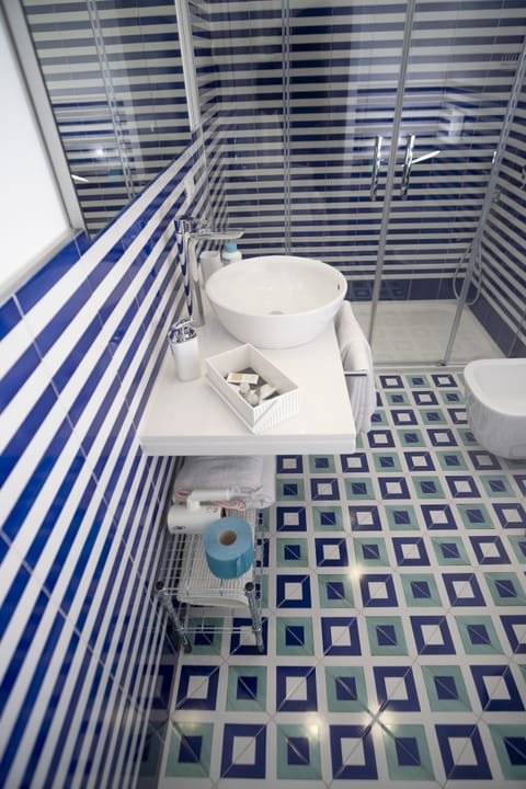 Standard Room | Bathroom | Shower, rainfall showerhead, free toiletries, hair dryer