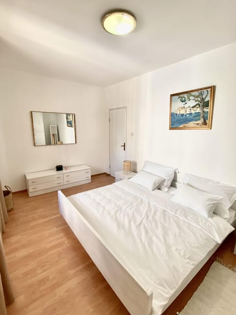 Apartment | 2 bedrooms, iron/ironing board, free WiFi, bed sheets