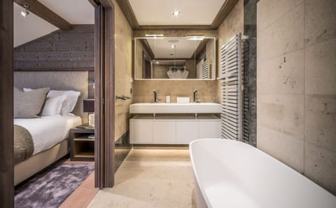 Three-Bedroom Prestige Residence | Bathroom | Free toiletries, hair dryer, bathrobes, slippers