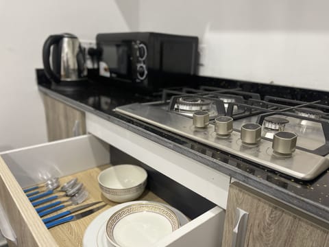 Comfort Apartment | Private kitchen | Mini-fridge, microwave, stovetop, electric kettle