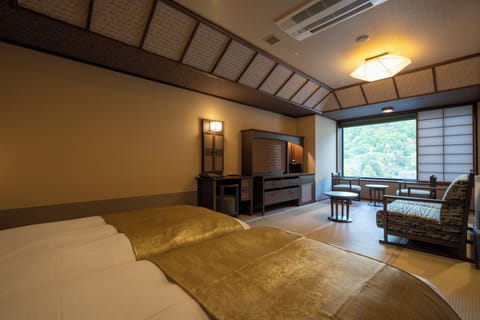 Hollywood Twin Room 35sq, Non Smoking, Road side, with Hot Spring Bath | In-room safe, free WiFi, bed sheets