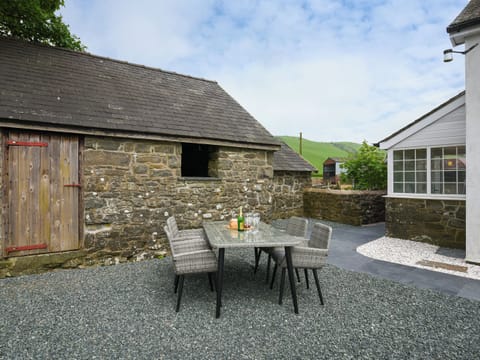 Sitting-out-area | Dolwen Isaf, Llanerfyl, near Welshpool
