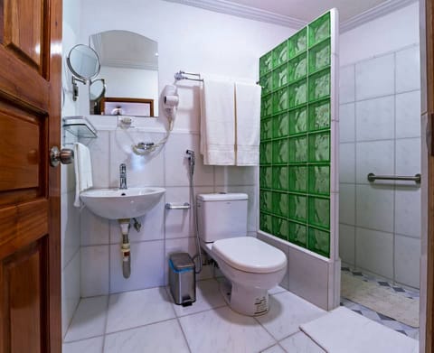 Family Quadruple Room | Bathroom | Shower, rainfall showerhead, hair dryer, towels