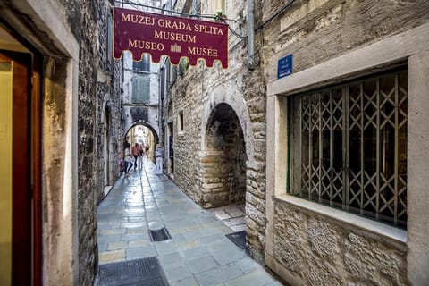 Town/city in general. MUSEUM OF THE SPLIT CITY-1,6 km away