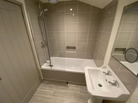 En-suite to the double bedroom.