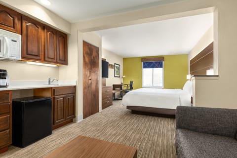Suite, 1 King Bed | Premium bedding, in-room safe, desk, blackout drapes
