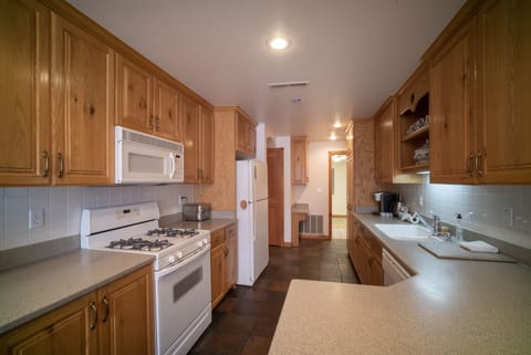 Townhome, 3 Bedrooms | Private kitchen | Fridge, oven, coffee/tea maker, toaster