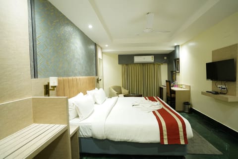 Executive Double Room | Premium bedding, minibar, laptop workspace, iron/ironing board