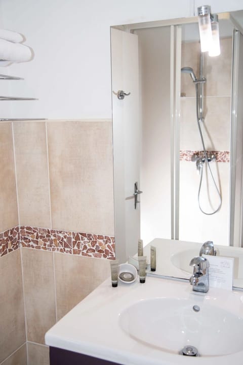 Standard Room, 1 Double Bed | Bathroom | Shower, rainfall showerhead, free toiletries, hair dryer