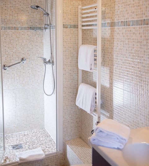 Family Room, Multiple Beds | Bathroom | Shower, rainfall showerhead, free toiletries, hair dryer