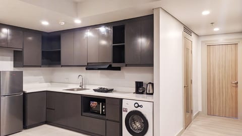 Executive Room | Private kitchen | Fridge, cookware/dishes/utensils, dining tables