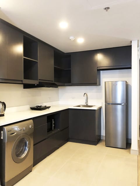 Deluxe Room | Private kitchen | Fridge, cookware/dishes/utensils, dining tables