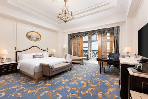 Luxury Room, 1 King Bed | Premium bedding, down comforters, memory foam beds, free minibar