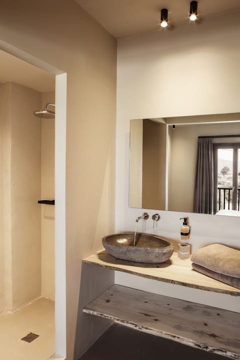 Superior Suite | Bathroom | Shower, rainfall showerhead, free toiletries, hair dryer