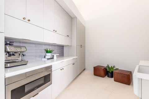 It offers a fully-equipped kitchen, perfect for whipping up delicious meals