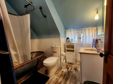 Double Room, Ensuite, Garden View | Bathroom