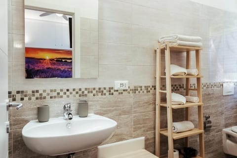 Rainfall showerhead, hair dryer, towels