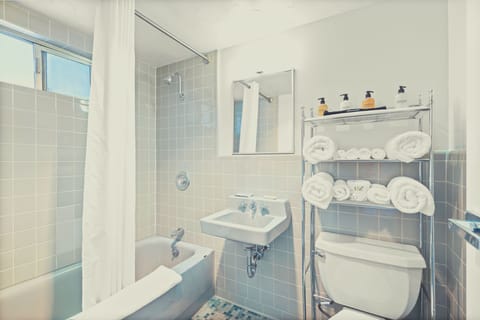 Signature Room, 1 King Bed | Bathroom | Combined shower/tub, free toiletries, hair dryer, towels