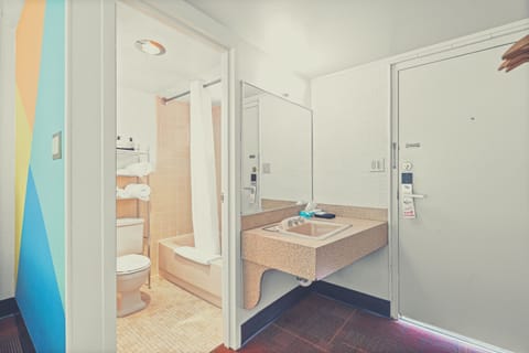 Signature Room, 2 Queen Beds | Bathroom | Combined shower/tub, free toiletries, hair dryer, towels