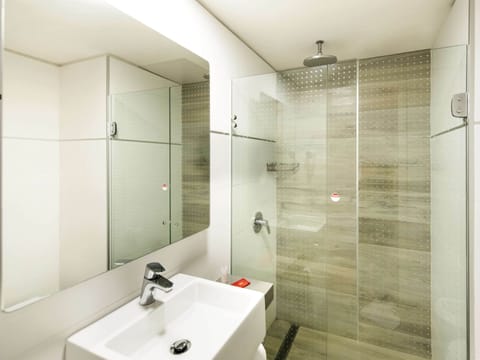 Combined shower/tub, eco-friendly toiletries, hair dryer, towels