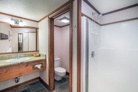 Room, 1 Bedroom | Bathroom | Towels, shampoo