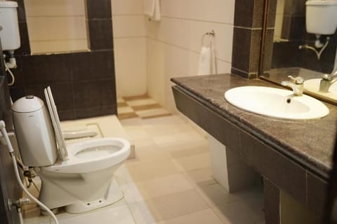 Deluxe Double Room | Bathroom | Towels, soap, toilet paper