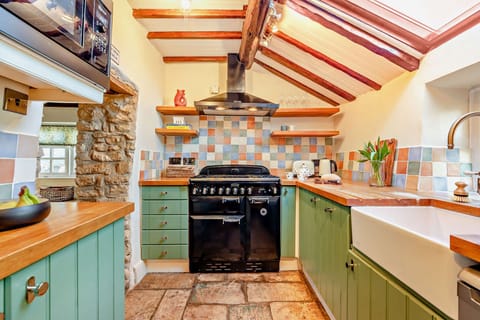 Rose Cottage Kitchen - StayCotswold