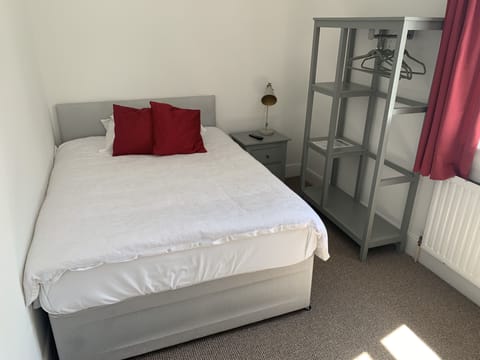 Single Room | Blackout drapes, soundproofing, iron/ironing board, free WiFi