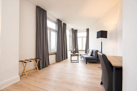 Deluxe Room | Living area