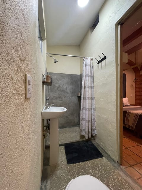 Standard Room, 1 Bedroom, Garden View | Bathroom | Shower, free toiletries, soap, shampoo