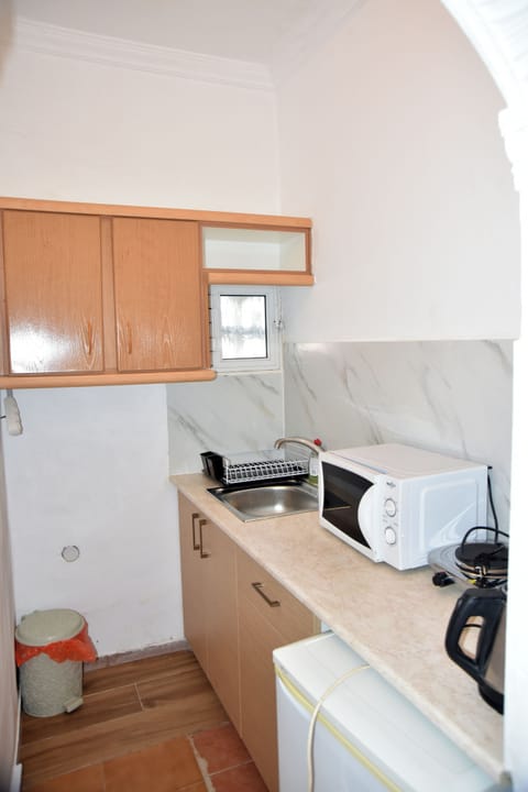 Premier Apartment | Private kitchen | Mini-fridge, stovetop, toaster, cookware/dishes/utensils