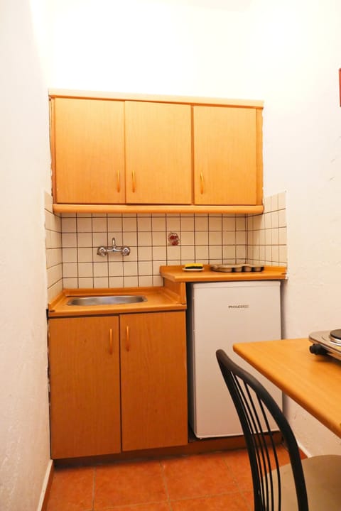 Economy Double Room | Private kitchen | Mini-fridge, stovetop, toaster, cookware/dishes/utensils