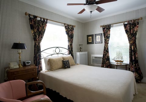 Standard Queen Room  | Iron/ironing board, free WiFi, bed sheets