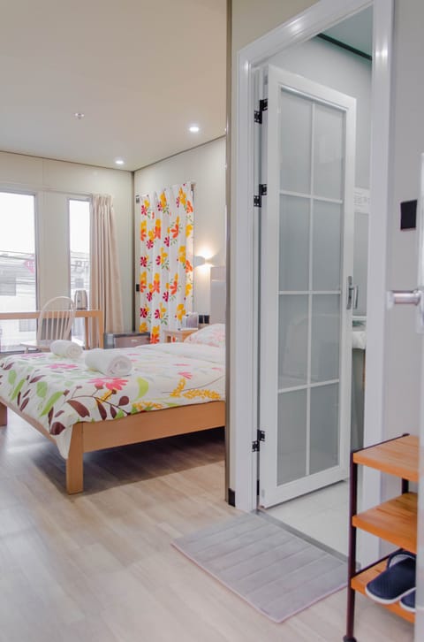 Standard Room, 1 Queen Bed | Premium bedding, down comforters, desk, laptop workspace