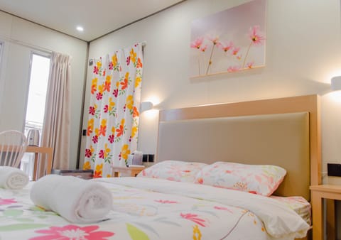 Standard Room, 1 Queen Bed | Premium bedding, down comforters, desk, laptop workspace