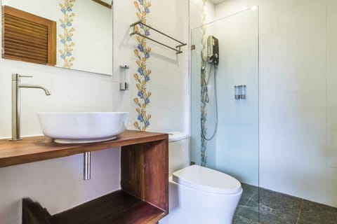 Comfort Studio | Bathroom | Shower, towels, soap, shampoo