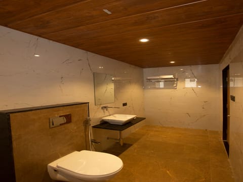 Deluxe Twin Room | Bathroom | Shower, rainfall showerhead, towels, soap