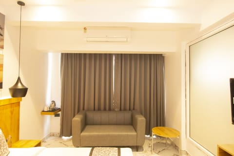 Premium Room | In-room safe, desk, laptop workspace, iron/ironing board