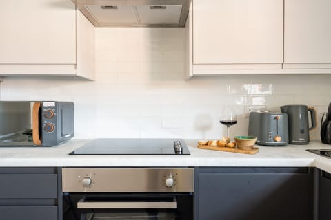 City Apartment | Private kitchen | Full-size fridge, microwave, oven, stovetop