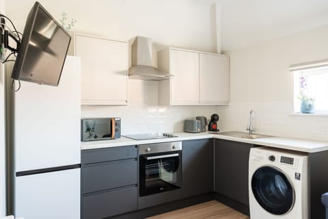 City Apartment | Private kitchen | Full-size fridge, microwave, oven, stovetop